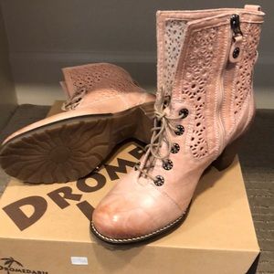 Brand new Dromedaries pink boots light pink